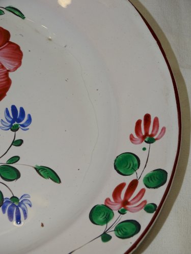 -JOLIE ANCIENNE ASSIETTE XIXe FAÏENCE de L'EST fleurs Rouges et bleues     D