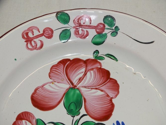 -JOLIE ANCIENNE ASSIETTE XIXe FAÏENCE de L'EST fleurs Rouges et bleues     D