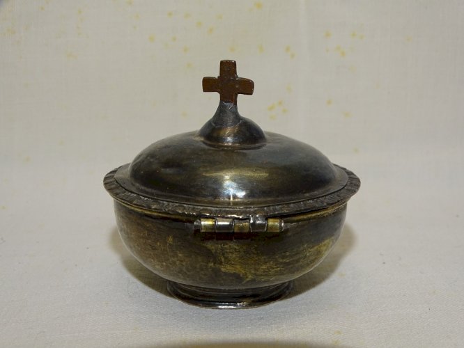 -JOLIE ANCIENNE BOITE A HOSTIES ARGENT Testé CROIX en CUIVRE  RELIGION   D