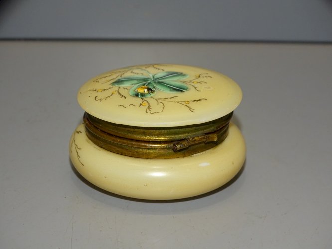 -JOLIE ANCIENNE  BOITE à PILULES OPALINE 1 COCCINELLE SUR TREFLE 4 FEUILLES    D