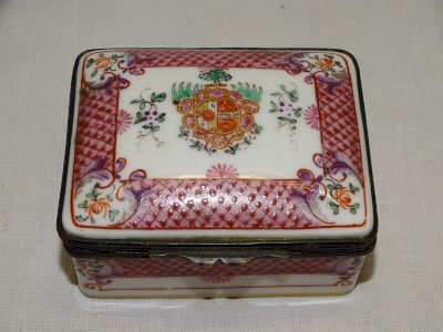 -JOLIE ANCIENNE BOITE A PILULES OU AUTRE en PORCELAINE STYLE ASIATIQUE SAMSON?