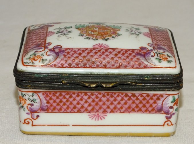 -JOLIE ANCIENNE BOITE A PILULES OU AUTRE en PORCELAINE STYLE ASIATIQUE SAMSON?