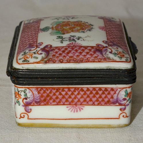 -JOLIE ANCIENNE BOITE A PILULES OU AUTRE en PORCELAINE STYLE ASIATIQUE SAMSON?