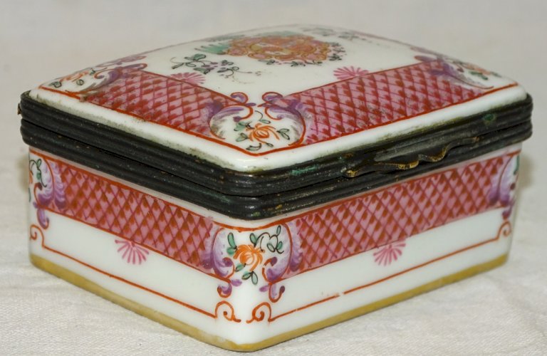 -JOLIE ANCIENNE BOITE A PILULES OU AUTRE en PORCELAINE STYLE ASIATIQUE SAMSON?
