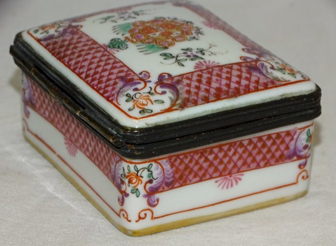 -JOLIE ANCIENNE BOITE A PILULES OU AUTRE en PORCELAINE STYLE ASIATIQUE SAMSON?