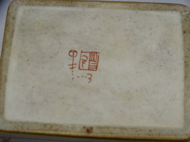 -JOLIE ANCIENNE BOITE A PILULES OU AUTRE en PORCELAINE STYLE ASIATIQUE SAMSON?