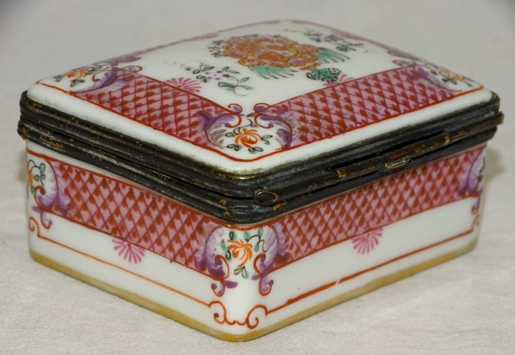 -JOLIE ANCIENNE BOITE A PILULES OU AUTRE en PORCELAINE STYLE ASIATIQUE SAMSON?