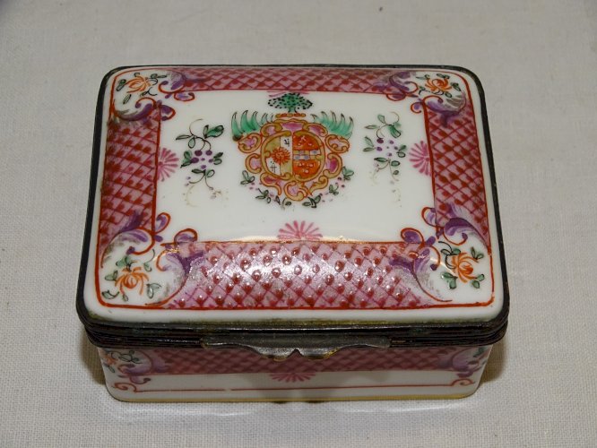 -JOLIE ANCIENNE BOITE A PILULES OU AUTRE en PORCELAINE STYLE ASIATIQUE SAMSON?