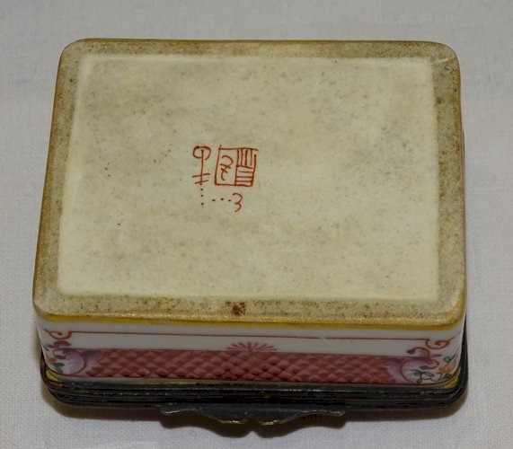 -JOLIE ANCIENNE BOITE A PILULES OU AUTRE en PORCELAINE STYLE ASIATIQUE SAMSON?