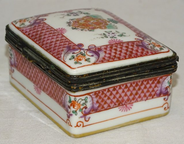 -JOLIE ANCIENNE BOITE A PILULES OU AUTRE en PORCELAINE STYLE ASIATIQUE SAMSON?