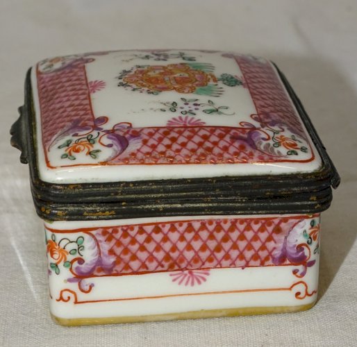 -JOLIE ANCIENNE BOITE A PILULES OU AUTRE en PORCELAINE STYLE ASIATIQUE SAMSON?