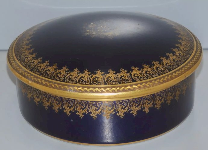 -JOLIE ANCIENNE  BOITE BONBONNIERE LIMOGES BLEU de FOUR et Dorures VITRINE    D