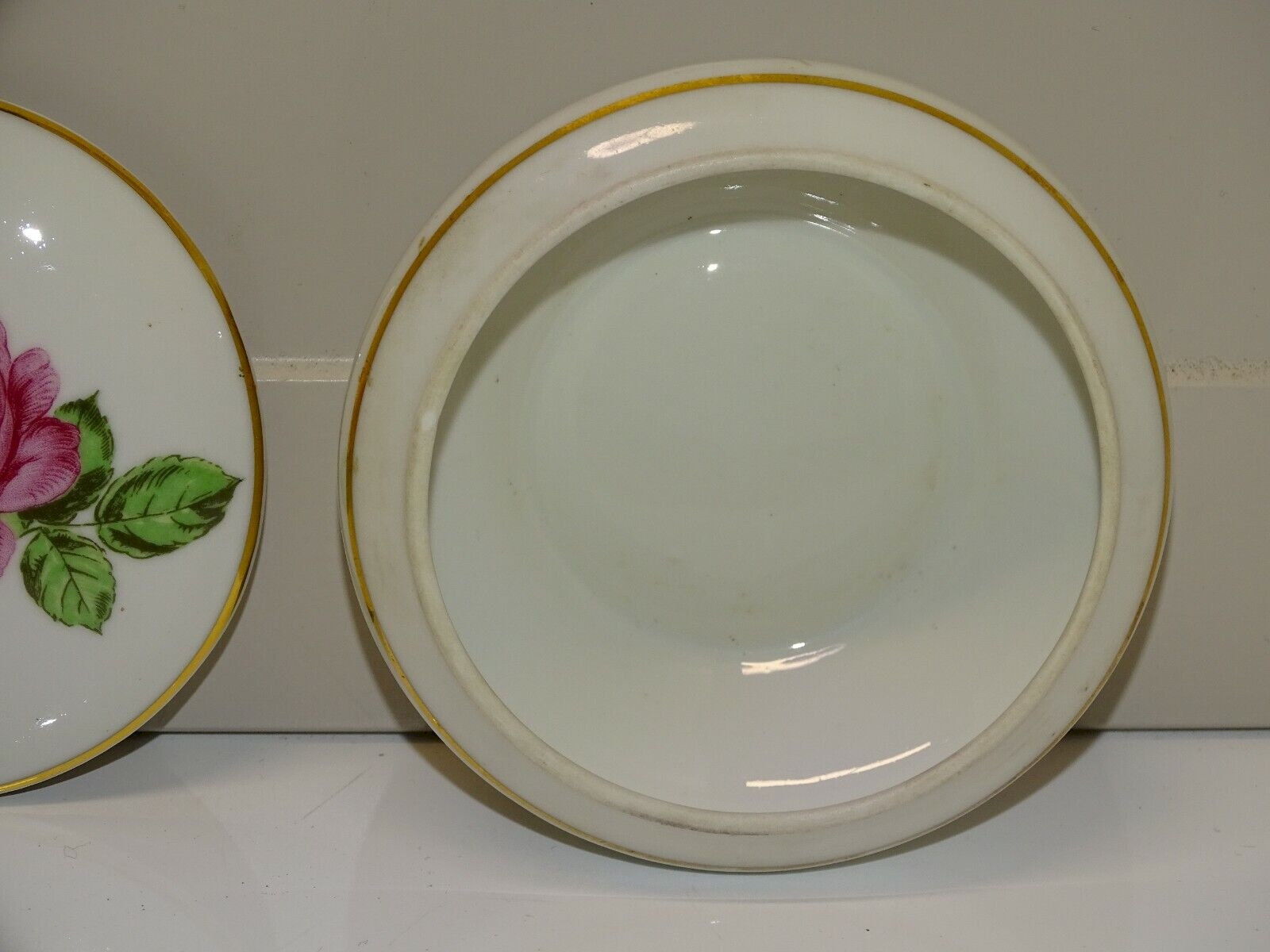 Ancienne Bonbonnière Sur Pied Porcelaine De Limoges - Scène Romantique