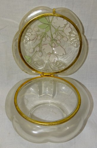 - JOLIE ANCIENNE BOITE BONBONNIERE VERRE Satiné FLEURS EMAILLEES sur COUVERCLE D