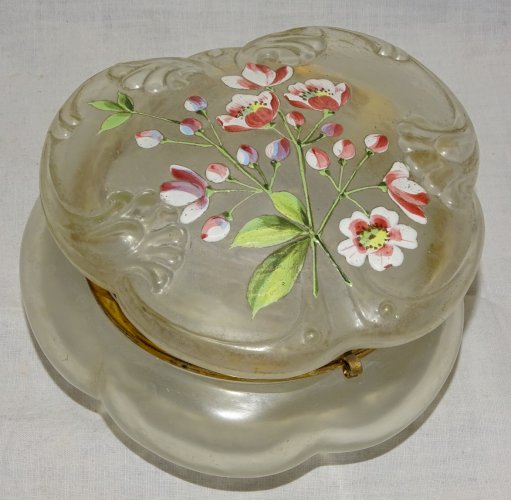 - JOLIE ANCIENNE BOITE BONBONNIERE VERRE Satiné FLEURS EMAILLEES sur COUVERCLE D