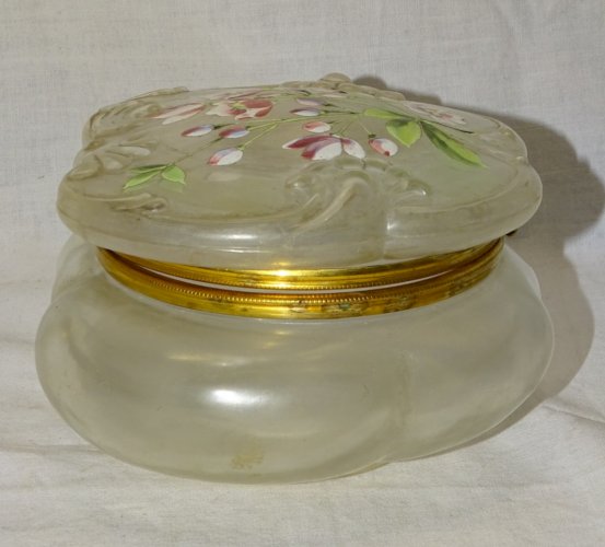 - JOLIE ANCIENNE BOITE BONBONNIERE VERRE Satiné FLEURS EMAILLEES sur COUVERCLE D