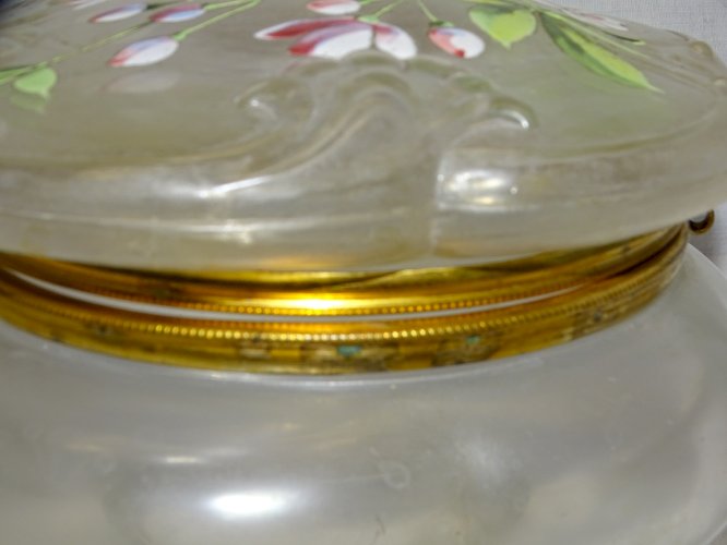 - JOLIE ANCIENNE BOITE BONBONNIERE VERRE Satiné FLEURS EMAILLEES sur COUVERCLE D