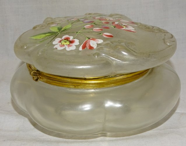 - JOLIE ANCIENNE BOITE BONBONNIERE VERRE Satiné FLEURS EMAILLEES sur COUVERCLE D