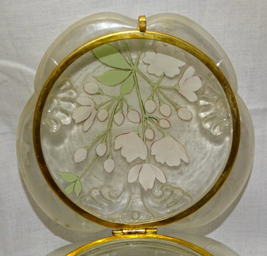- JOLIE ANCIENNE BOITE BONBONNIERE VERRE Satiné FLEURS EMAILLEES sur COUVERCLE D