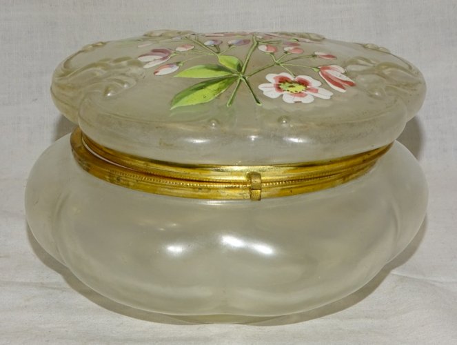 - JOLIE ANCIENNE BOITE BONBONNIERE VERRE Satiné FLEURS EMAILLEES sur COUVERCLE D
