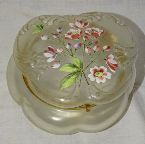 - JOLIE ANCIENNE BOITE BONBONNIERE VERRE Satiné FLEURS EMAILLEES sur COUVERCLE D