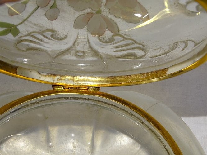 - JOLIE ANCIENNE BOITE BONBONNIERE VERRE Satiné FLEURS EMAILLEES sur COUVERCLE D