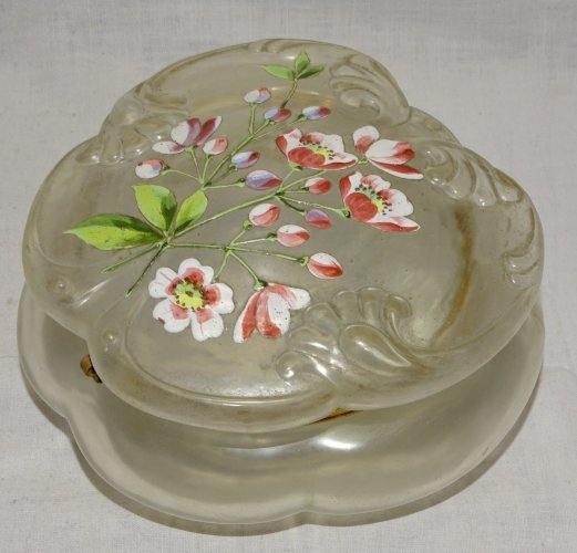 - JOLIE ANCIENNE BOITE BONBONNIERE VERRE Satiné FLEURS EMAILLEES sur COUVERCLE D