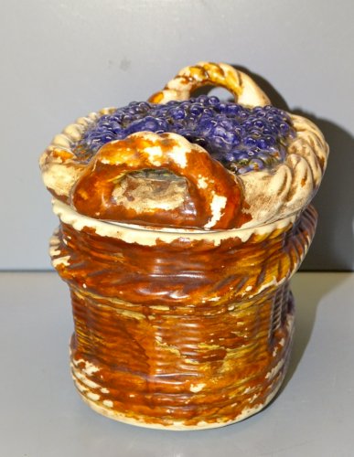 -JOLIE ANCIENNE BOITE BONBONNIERE VIDE POCHE CERAMIQUE  TROMPE L'OEIL OSIER   D