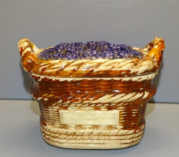 -JOLIE ANCIENNE BOITE BONBONNIERE VIDE POCHE CERAMIQUE  TROMPE L'OEIL OSIER   D