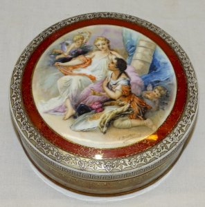 -JOLIE ANCIENNE BONBONNIERE en PORCELAINE Motif signé F. BOUCHER (d'après )    D
