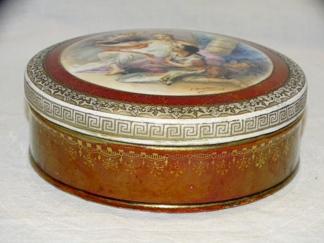 -JOLIE ANCIENNE BONBONNIERE en PORCELAINE Motif signé F. BOUCHER (d'après )    D