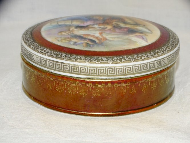 -JOLIE ANCIENNE BONBONNIERE en PORCELAINE Motif signé F. BOUCHER (d'après )    D