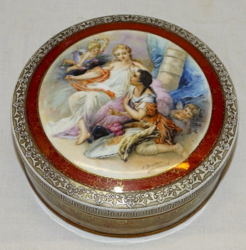 -JOLIE ANCIENNE BONBONNIERE en PORCELAINE Motif signé F. BOUCHER (d'après )    D
