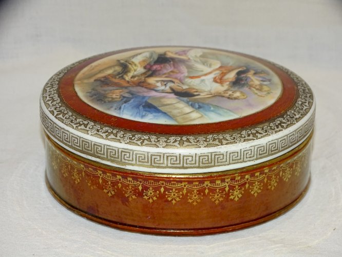 -JOLIE ANCIENNE BONBONNIERE en PORCELAINE Motif signé F. BOUCHER (d'après )    D