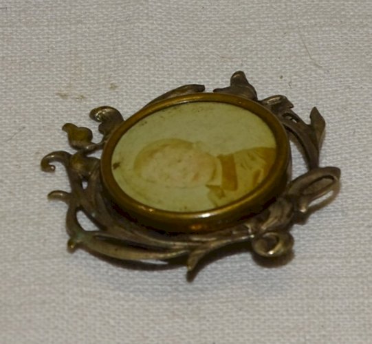 -JOLIE ANCIENNE BROCHE PORTE PHOTO ART NOUVEAU METAL ARGENTE BIJOU ANCIEN   D