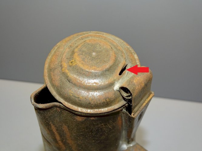 -JOLIE ANCIENNE CAFETIERE/CHOCOLATIERE EN TÔLE POIGNEE BOIS XIXe sur 3 PIEDS  D