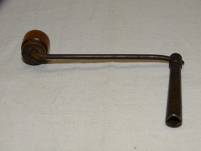 -JOLIE ANCIENNE CLEF CLE POUR MOUVEMENT HORLOGE PENDULE COMTOISE     D