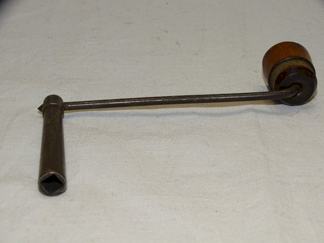 -JOLIE ANCIENNE CLEF CLE POUR MOUVEMENT HORLOGE PENDULE COMTOISE     D
