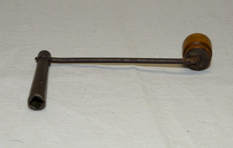 -JOLIE ANCIENNE CLEF CLE POUR MOUVEMENT HORLOGE PENDULE COMTOISE     D