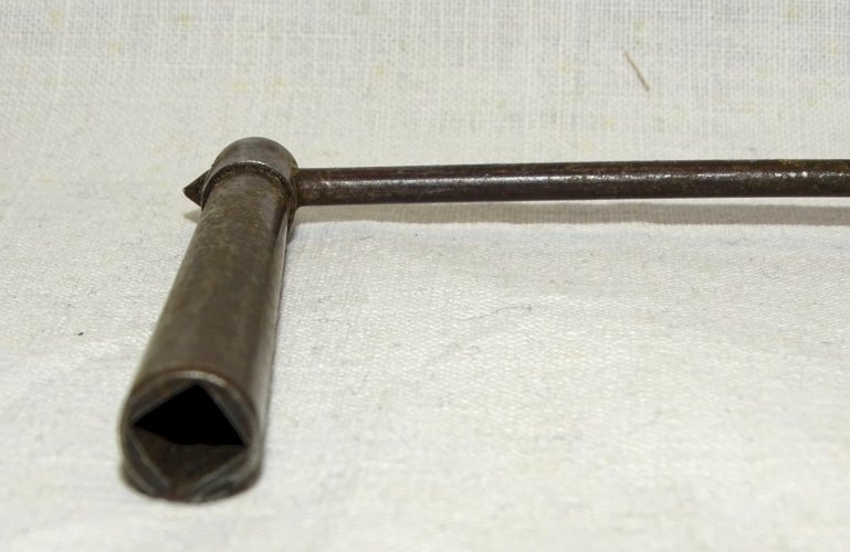 -JOLIE ANCIENNE CLEF CLE POUR MOUVEMENT HORLOGE PENDULE COMTOISE     D