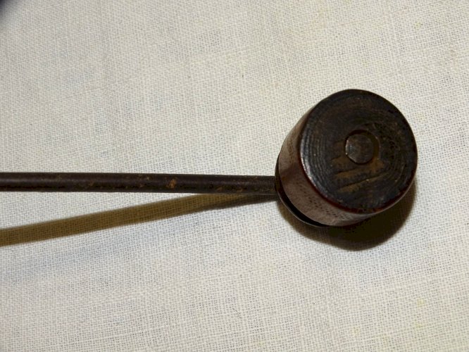 -JOLIE ANCIENNE CLEF CLE POUR MOUVEMENT HORLOGE PENDULE COMTOISE     D