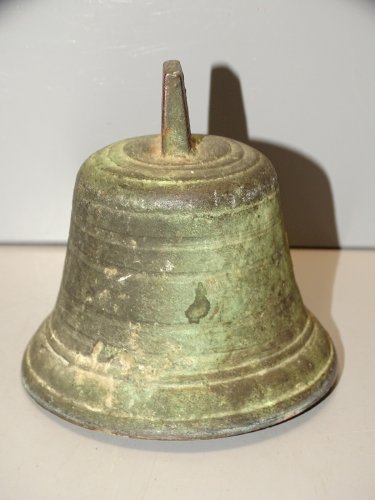 -JOLIE ANCIENNE CLOCHE BRONZE Patiné à REFLETS VERTS SONNAILLES COLLECTION   D