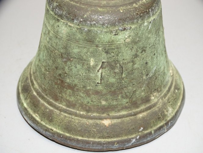 -JOLIE ANCIENNE CLOCHE BRONZE Patiné à REFLETS VERTS SONNAILLES COLLECTION   D