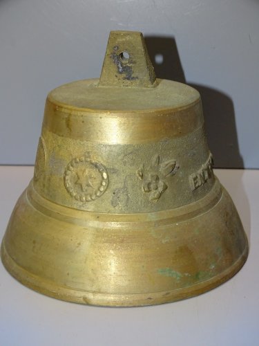- JOLIE ANCIENNE CLOCHE CLARINE EN BRONZE ENTRAYGUES MOTIFS CYCLISTE SKIEUR   D