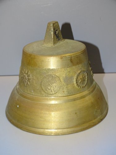 - JOLIE ANCIENNE CLOCHE CLARINE EN BRONZE ENTRAYGUES MOTIFS CYCLISTE SKIEUR   D