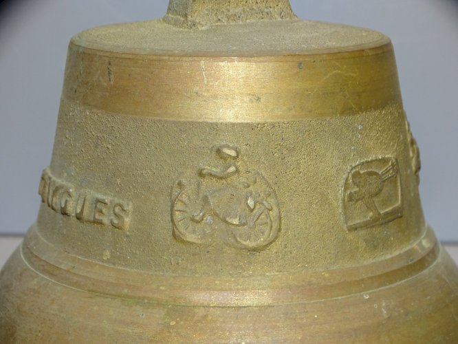 - JOLIE ANCIENNE CLOCHE CLARINE EN BRONZE ENTRAYGUES MOTIFS CYCLISTE SKIEUR   D