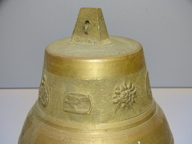 - JOLIE ANCIENNE CLOCHE CLARINE EN BRONZE ENTRAYGUES MOTIFS CYCLISTE SKIEUR   D