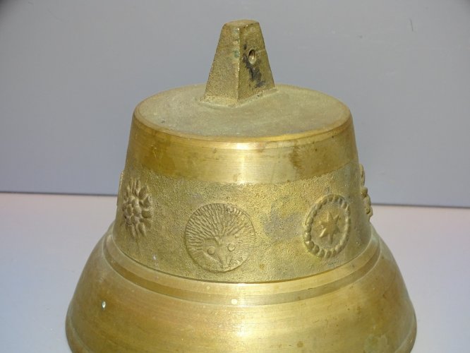 - JOLIE ANCIENNE CLOCHE CLARINE EN BRONZE ENTRAYGUES MOTIFS CYCLISTE SKIEUR   D
