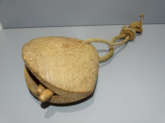 - JOLIE ANCIENNE CLOCHE DE VACHE ou CHAMEAU EN BOIS Djibouti Ethiopie  VITRINE D