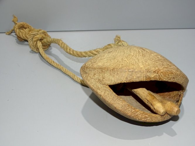 - JOLIE ANCIENNE CLOCHE DE VACHE ou CHAMEAU EN BOIS Djibouti Ethiopie  VITRINE D